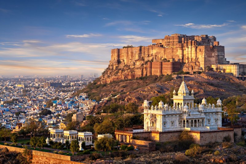 India: amanecer sobre el mausoleo Jaswant Thada y el fuerte Mehrangarh en Jodhpur