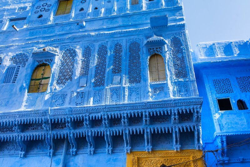 India: ventanas azules tradicionales en la Ciudad Azul de Jodhpur