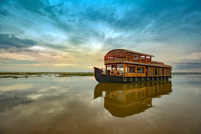 India: navegación en una kettuvallam por los backwaters