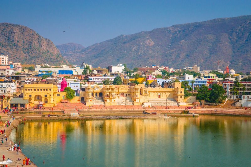 India: vista panorámica del lago sagrado y la ciudad de Pushkar, Rajastán