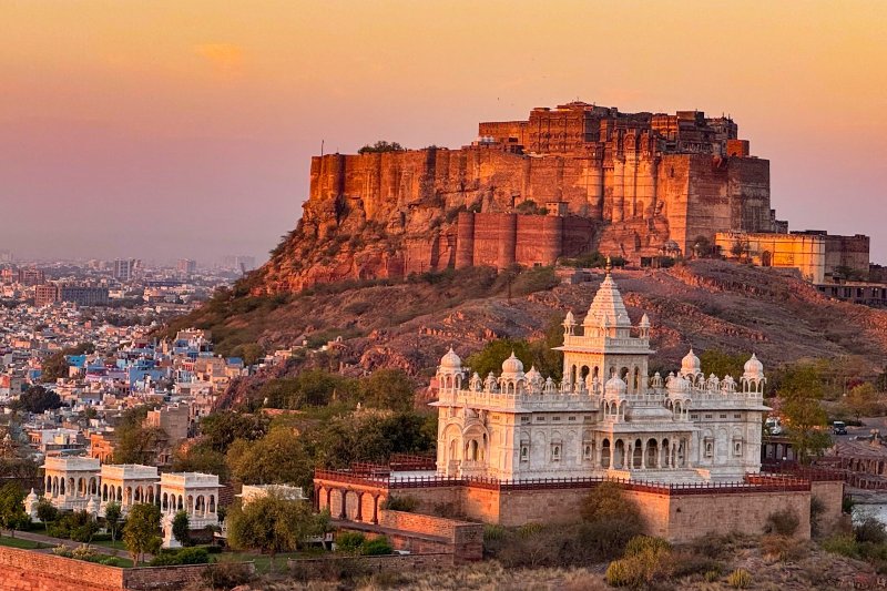 India: el fuerte de Mehrangarh al atardecer sobre el paisaje urbano de Jodhpur