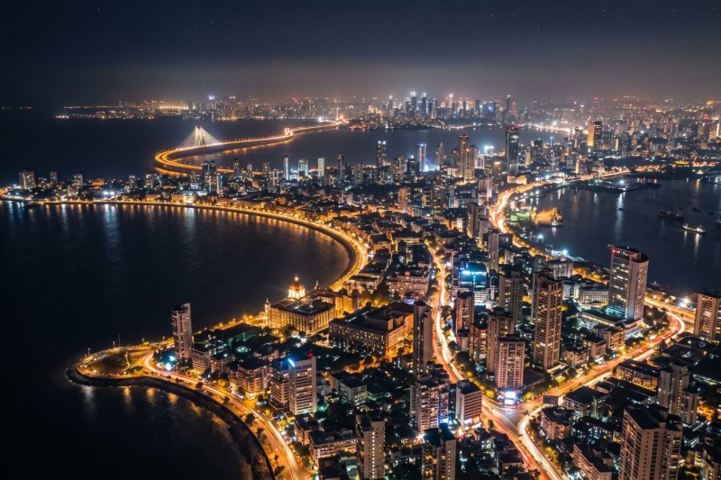 India: vista aérea nocturna del skyline de Mumbai