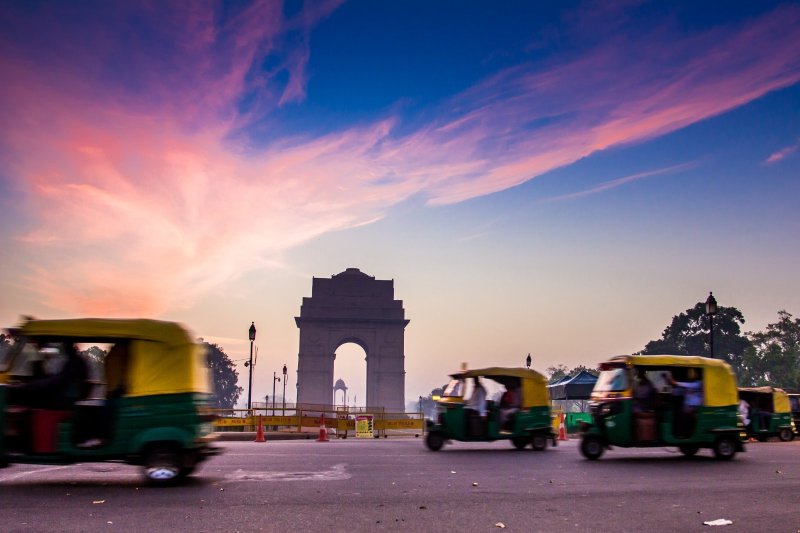 India: autorrickshaws frente a la Puerta de la India en Nueva Delhi
