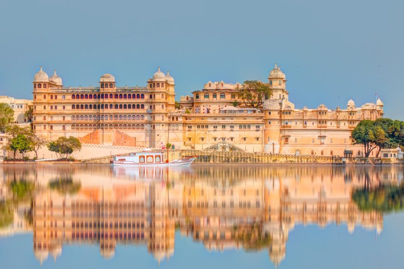 India: Palacio de la Ciudad de Udaipur desde el lago Pichola, Rajastán