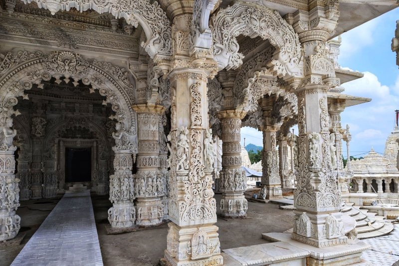 India: detalles de las esculturas de mármol del templo jainista de Ranakpur