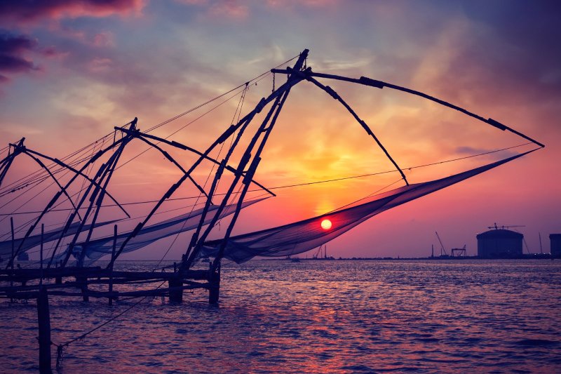 India: redes de pesca chinas al atardecer en Kochi, Kerala