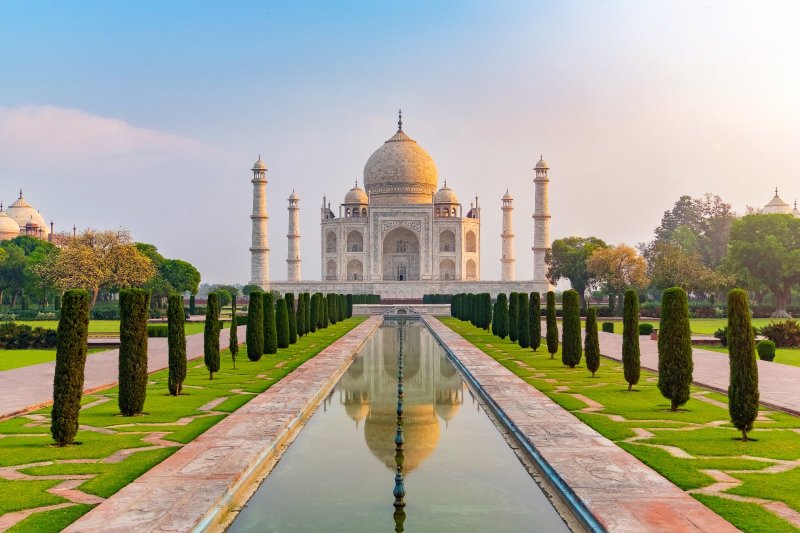 India: vista frontal del Taj Mahal reflejado en el estanque de Agra