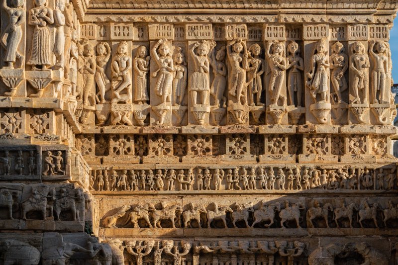 India: detalles de los bajorrelieves del templo Jagdish en Udaipur