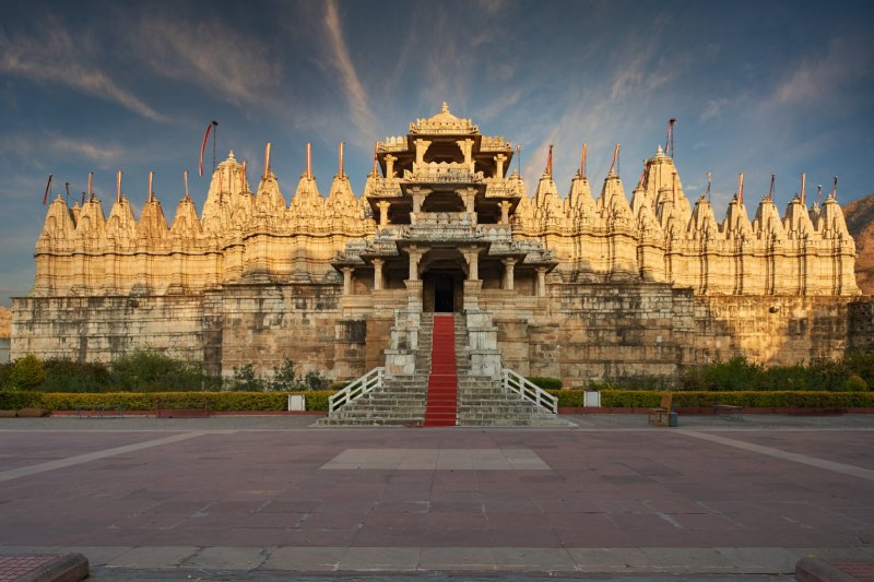 India: templo jainista de Ranakpur Chaturmukha en Rajastán