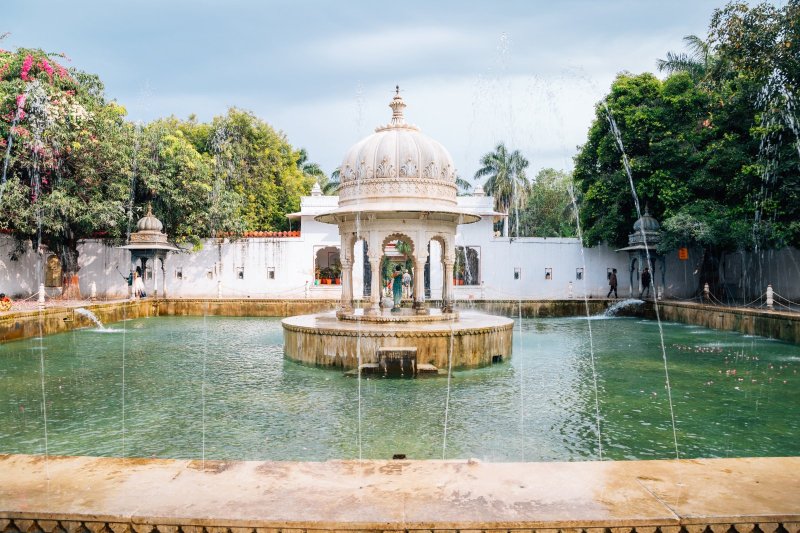 India: fuentes de Saheliyon Ki Bari en Udaipur, Rajastán