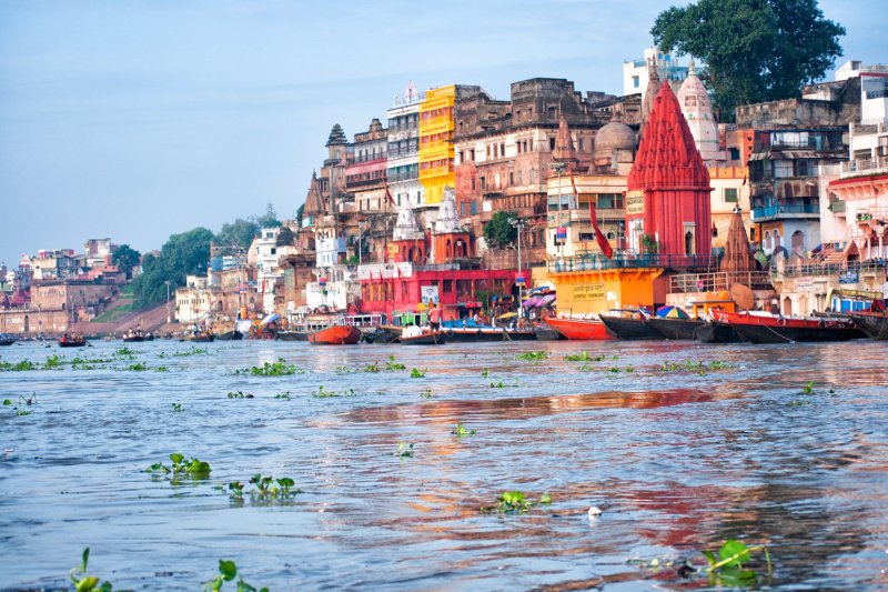 India: vista de Varanasi desde el río Ganges