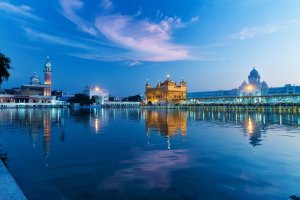 India: Templo Dorado de Amritsar al anochecer, Punyab