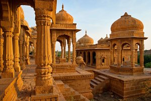 India: arquitectura funeraria en Jaisalmer, Rajastán