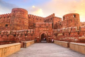 India: murallas de arenisca roja del fuerte de Agra