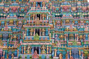India: zoom en la ornamentación de los gopurams del templo Meenakshi Sundareswarar