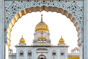 India: el Gurudwara Bangla Sahib visto a través de un arco en Delhi