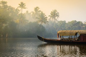 India: una casa flotante tradicional en los canales de Kerala