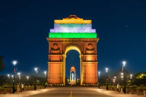 India: India Gate al atardecer iluminado con los colores de la bandera nacional