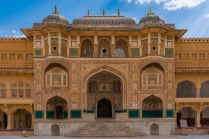 India: puerta Ganesh Pol del fuerte Amber en Jaipur, Rajastán