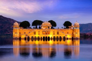 India: el Jal Mahal, palacio sobre el agua en Jaipur, Rajastán