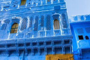 India: ventanas azules tradicionales en la Ciudad Azul de Jodhpur