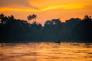 India: atardecer sobre las tranquilas aguas del lago Vembanad