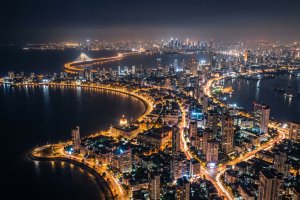 India: vista aérea nocturna del skyline de Mumbai