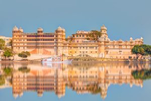 India: Palacio de la Ciudad de Udaipur desde el lago Pichola, Rajastán