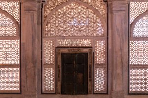 India: puerta de madera y celosías de piedra del Panch Mahal en Fatehpur Sikri