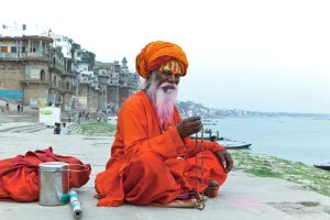 India: retrato de un sadhu en los ghats de Benarés
