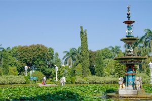 India: jardines en flor de Saheliyon Ki Bari en Udaipur, Rajastán