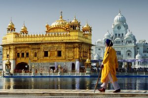India: un sij frente al Templo Dorado de Amritsar