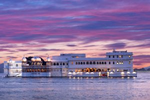 India: panorámica del Taj Lake Palace en el lago Pichola de Udaipur, Rajastán