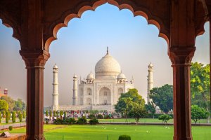 India: vista del Taj Mahal desde una galería de arcos tradicionales