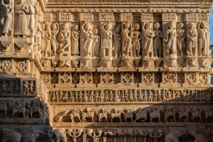 India: detalles de los bajorrelieves del templo Jagdish en Udaipur