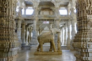 India: esculturas del templo jainista de Ranakpur en Rajastán