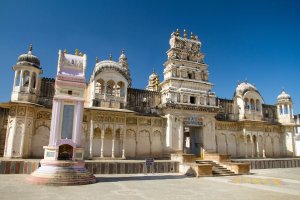 India: arquitectura del templo Raghunath en Pushkar, Rajastán