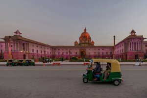 India: tuk tuk frente al South Block de Nueva Delhi al atardecer