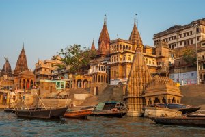 India: amanecer en Varanasi junto al río Ganges
