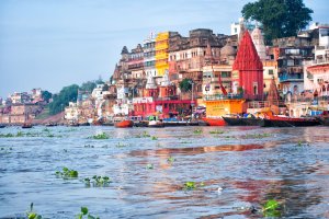 India: vista de Varanasi desde el río Ganges