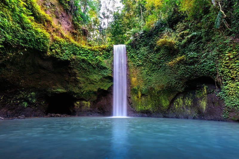 Indonesia: la cascada Tibumana en la isla de Bali rodeada de selva tropical