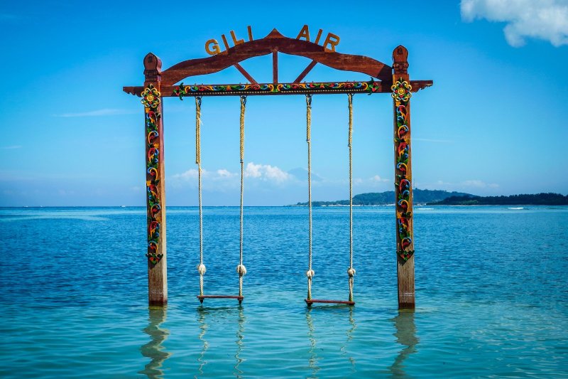 Indonesia: columpio sobre el mar en la isla de Gili Air
