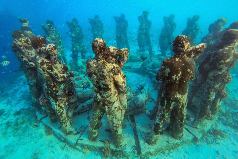 Indonesia: escenario de snorkel junto a las estatuas sumergidas de Gili Meno