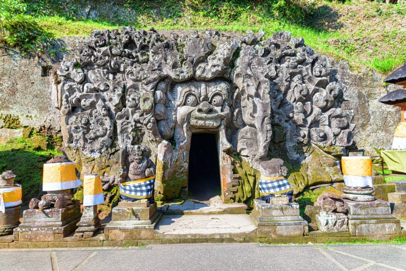 Indonesia: la entrada de la Cueva del Elefante en el templo Goa Gajah de Bali