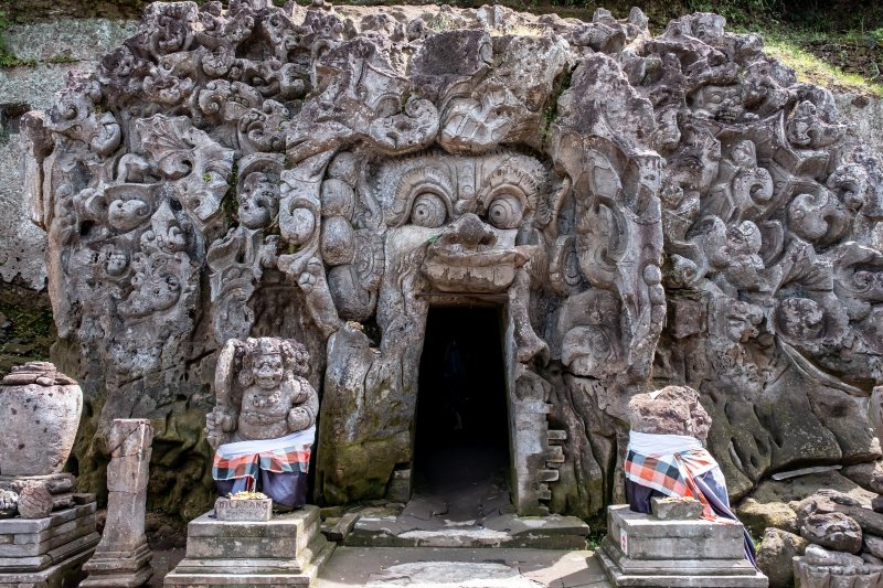 Indonesia: entrada esculpida de Goa Gajah, la Cueva del Elefante de Bali