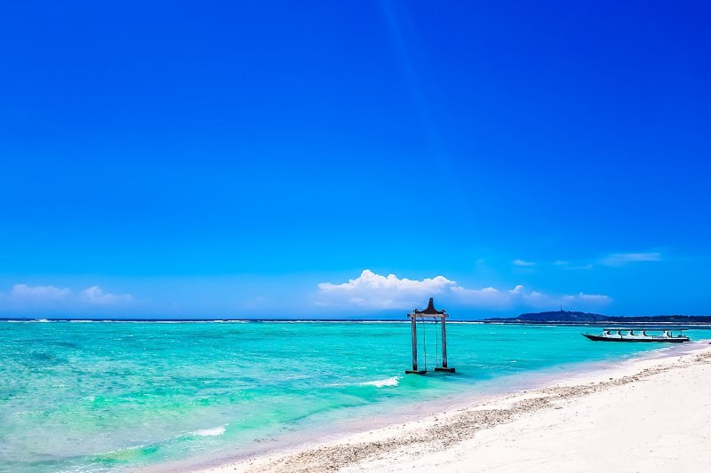 Indonesia: columpio sobre el mar en las islas Gili de aguas cristalinas