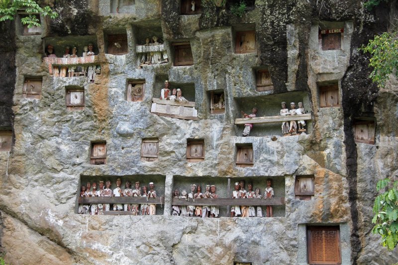Indonesia: figuras funerarias tau-tau en los acantilados de Londa, Tana Toraja