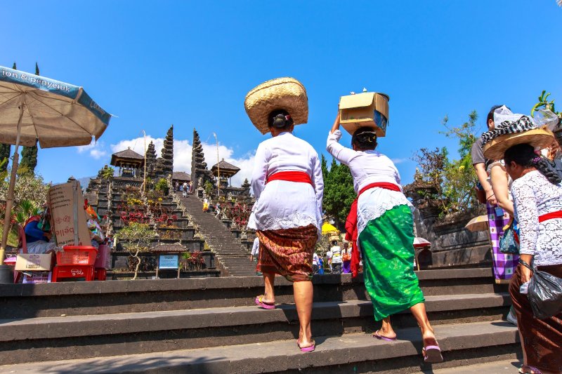 Indonesia: mujer balinesa llevando ofrendas ceremoniales en Besakih, Bali