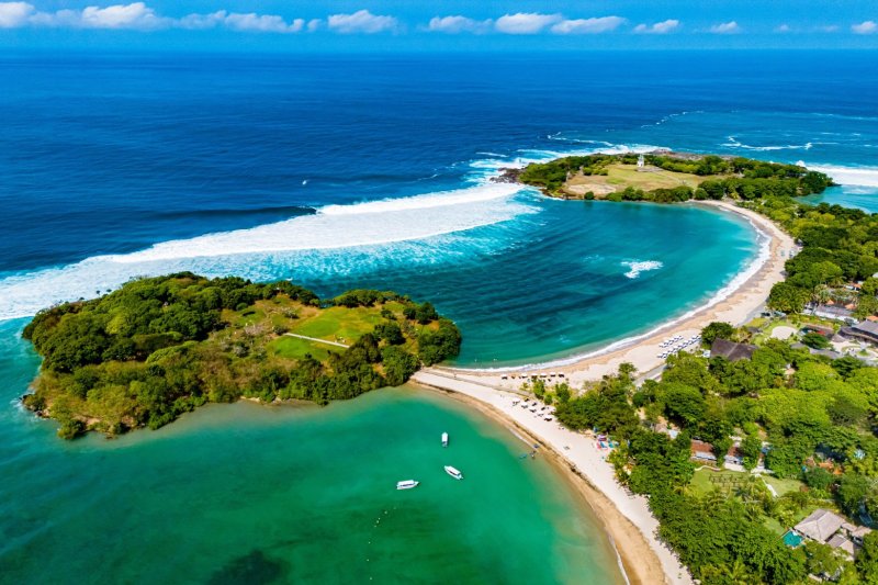 Indonesia: vista aérea de la playa de arena blanca en Nusa Dua, Bali