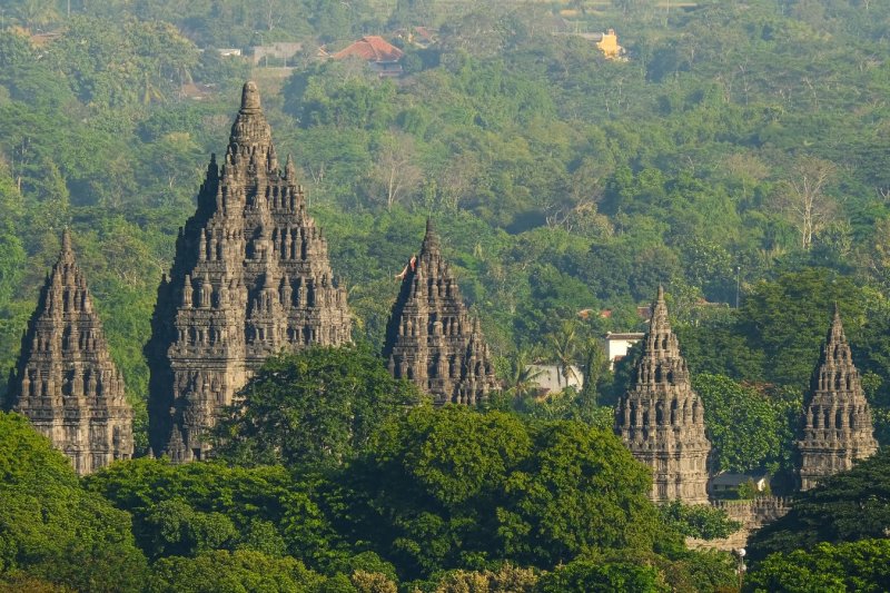 Indonesia: vista aérea del templo de Prambanan al amanecer